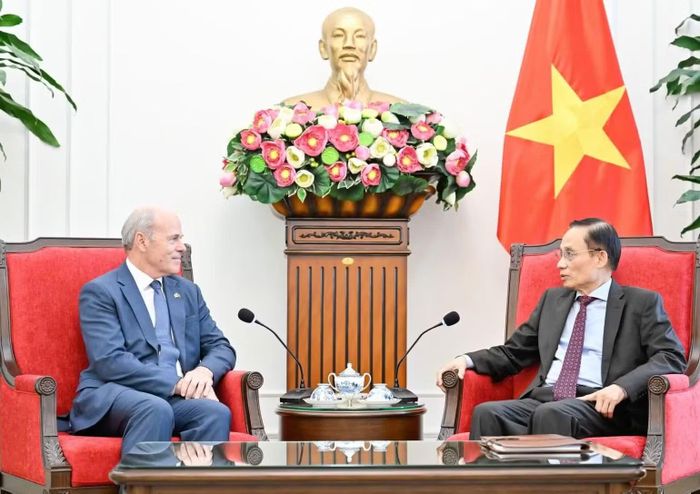 Ngày 28/7/2026, tại trụ sở Bộ Ngoại giao, Ủy viên Bộ Chính trị, Bộ trưởng Ngoại giao Lê Hoài Trung đã tiếp Đại sứ Canada James Nickel. (Ảnh: Báo Nhân Dân)