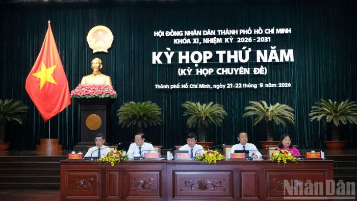 Các đồng chí chủ trì kỳ họp. (Ảnh: THẾ ANH)