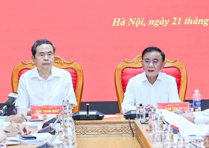 Chủ tịch Quốc hội Trần Thanh Mẫn, Trưởng Đoàn Kiểm tra, giám sát số 220 và Thường trực Ban Bí thư Trần Cẩm Tú dự hội nghị. (Ảnh: DUY LINH)
