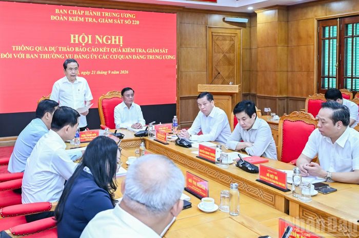 Chủ tịch Quốc hội Trần Thanh Mẫn, Trưởng Đoàn Kiểm tra, giám sát số 220 phát biểu mở đầu hội nghị. (Ảnh: DUY LINH)
