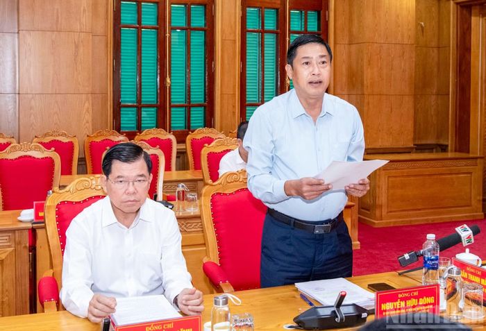 Trưởng Ban Công tác đại biểu Nguyễn Hữu Đông, Phó Trưởng Đoàn Kiểm tra, giám sát số 220 của Bộ Chính trị trình bày báo cáo tại hội nghị. (Ảnh: DUY LINH)