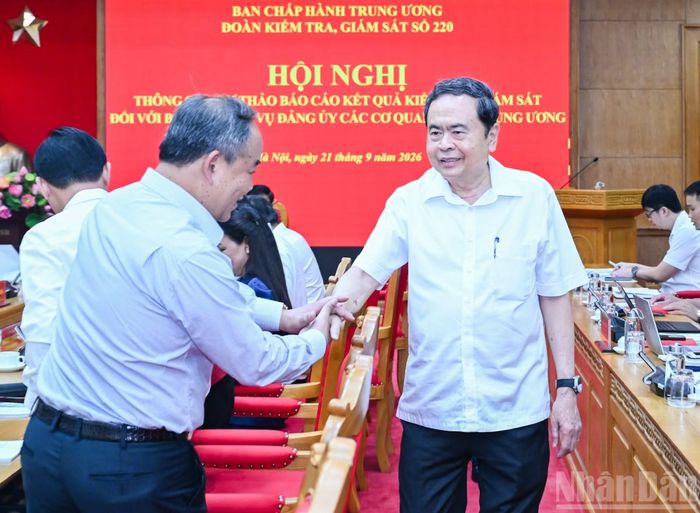  Chủ tịch Quốc hội Trần Thanh Mẫn, Trưởng Đoàn Kiểm tra, giám sát số 220 của Bộ Chính trị﻿ với đại biểu dự hội nghị. 
