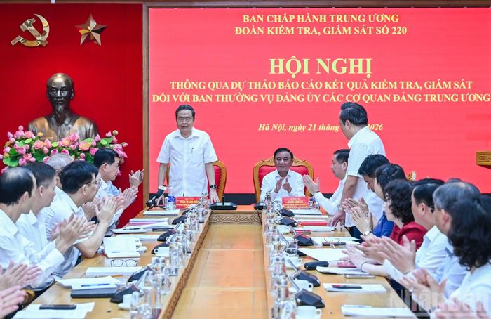 Chủ tịch Quốc hội Trần Thanh Mẫn, Trưởng Đoàn Kiểm tra, giám sát số 220 của Bộ Chính trị và Thường trực Ban Bí thư Trần Cẩm Tú dự hội nghị. (Ảnh: DUY LINH)