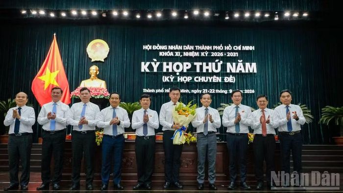 Lãnh đạo thành phố Hồ Chí Minh chúc mừng đồng chí Trương Minh Huy Vũ. (Ảnh: THẾ ANH)
