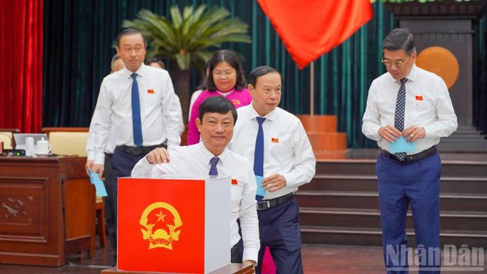 Các đại biểu bỏ phiếu bầu chức danh Phó Chủ tịch Ủy ban nhân dân thành phố. (Ảnh: THẾ ANH)