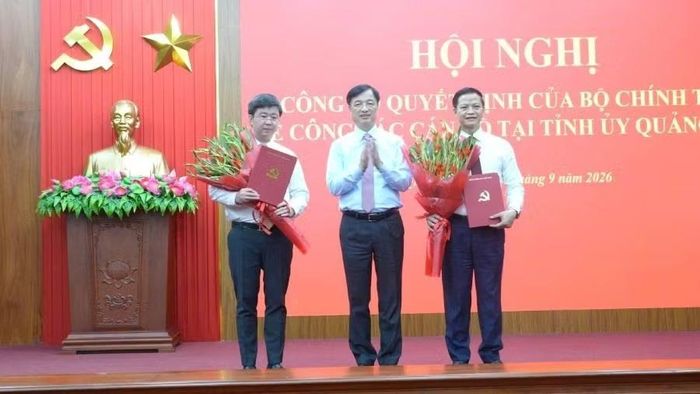 Đồng chí Nguyễn Duy Ngọc, Ủy viên Bộ Chính trị, Bí thư Trung ương Đảng, Trưởng Ban Tổ chức Trung ương trao quyết định và tặng hoa chúc mừng 2 đồng chí Vương Quốc Tuấn (bên phải) và Bùi Hoàng Phương. (Ảnh: HG)