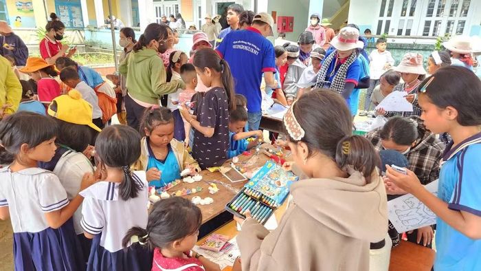 Các em có hoàn cảnh khó khăn đón Trung thu. (Ảnh: QUÝ NGỌC)