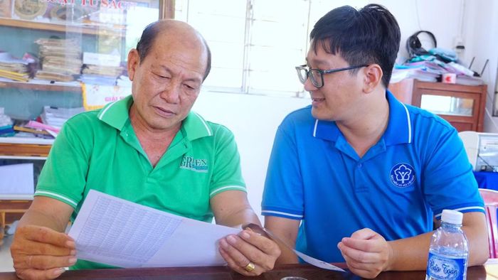 Cán bộ Bảo hiểm xã hội Cà Mau tuyên truyền chính sách mới đến hộ kinh doanh trên địa bàn tỉnh Cà Mau. (Ảnh: NGUYỄN ĐẠT)