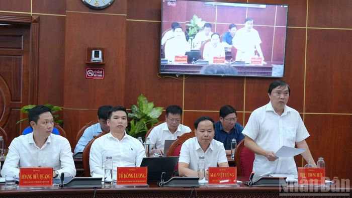 Giám đốc Bảo hiểm xã hội tỉnh Cà Mau Triệu Trung Hiếu (đứng) tham gia ý kiến liên quan các chính sách mới về bảo hiểm xã hội bắt buộc nhằm phủ rộng lưới an sinh tại buổi làm việc với Ủy ban nhân dân tỉnh Cà Mau. (Ảnh: HỮU TÙNG)