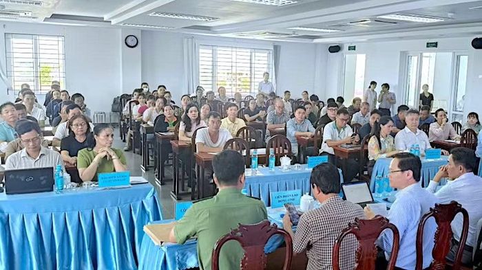 Bảo hiểm xã hội tỉnh Cà Mau cùng các đơn vị liên quan triển khai chính sách mới về bảo hiểm xã hội bắt buộc đối với chủ hộ kinh doanh. (Ảnh: NGUYỄN ĐẠT)