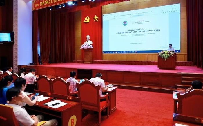 Các báo cáo viên của Bộ Tư pháp phổ biến những nội dung cơ bản, điểm mới quan trọng của một số luật tại hội nghị. (Ảnh: Quang Thọ)