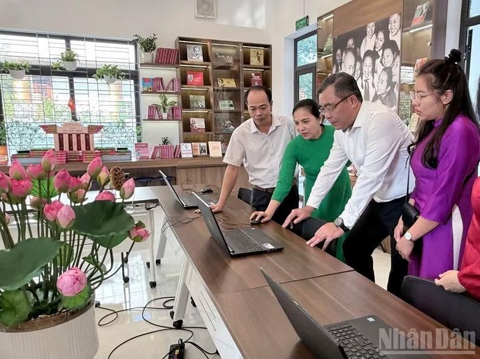 Kiểm tra việc số hóa thư viện số.(Ảnh: THANH SƠN)