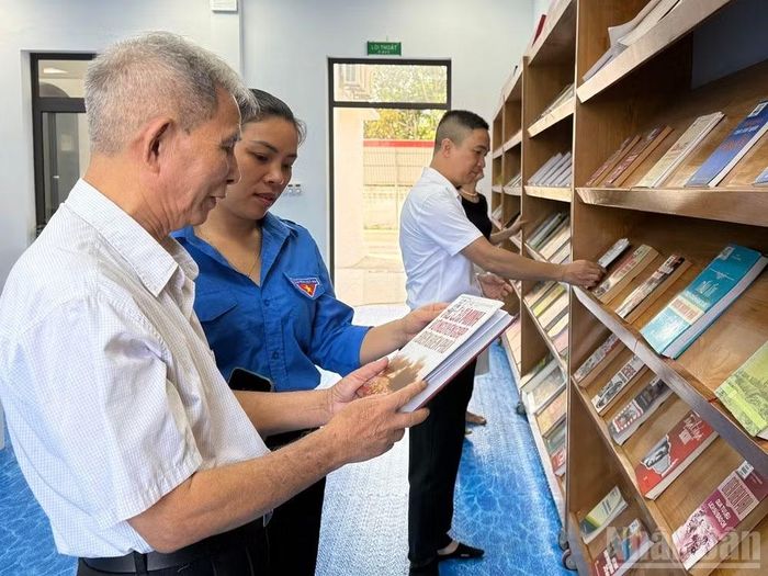 Bạn đọc tìm hiểu tại thư viện tỉnh. (Ảnh: THANH SƠN)