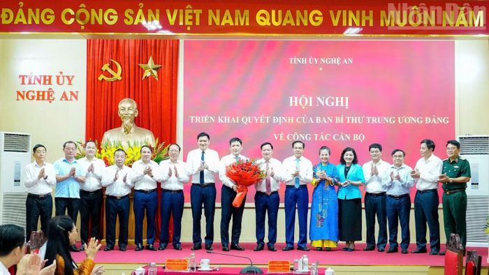 Các đồng chí Thường trực Tỉnh ủy, Ủy viên Ban Thường vụ Tỉnh ủy Nghệ An tặng hoa chúc mừng đồng chí Nguyễn Thanh Bình.