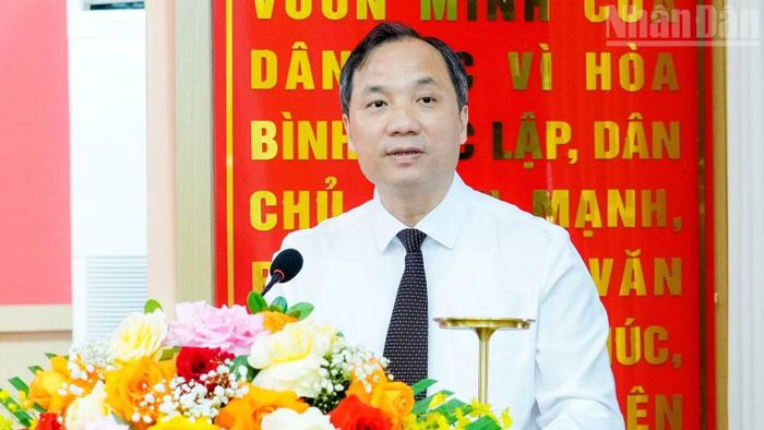 Đồng chí Hoàng Trung Dũng, Ủy viên Trung ương Đảng, Phó Trưởng ban Thường trực Ban Tổ chức Trung ương phát biểu tại hội nghị.
