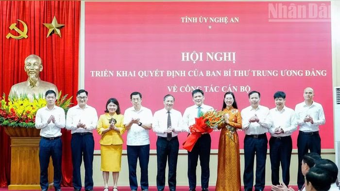 Lãnh đạo Ban Tổ chức Trung ương tặng hoa chúc mừng đồng chí Nguyễn Thanh Bình.
