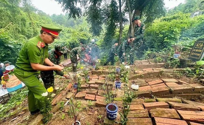 Cán bộ, chiến sĩ các lực lượng thành viên Ban Chỉ đạo Chiến dịch 500 ngày đêm tỉnh Điện Biên dâng hương trên từng phần mộ liệt sĩ trước khi thực hiện cất bốc. (Ảnh: LÊ LAN)