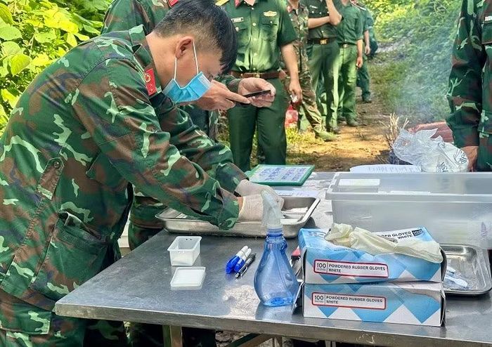 Các công đoạn số hóa, ghi mẫu các hài cốt được thực hiện cẩn thận. (Ảnh: LÊ LAN)