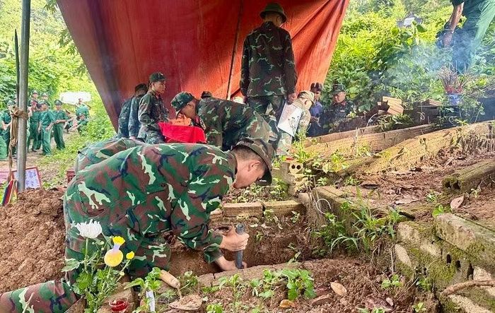 Chiến sĩ Bộ Chỉ huy Quân sự tỉnh Điện Biên thực hiện cất bốc các hài cốt liệt sĩ. (Ảnh: LÊ LAN)