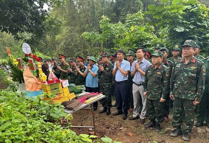 Ban Chỉ đạo tìm kiếm, quy tập, xác định danh tính hài cốt liệt sĩ tỉnh Điện Biên cùng cán bộ, nhân dân phường Điện Biên Phủ dâng hương viếng các liệt sĩ trước khi thực hiện cất bốc, quy tập. (Ảnh: LÊ LAN)