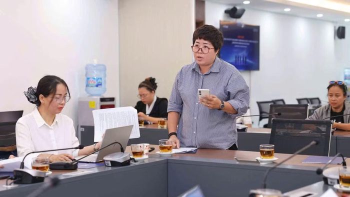 Phóng viên đặt câu hỏi chung quanh kỳ thi. (Ảnh: ĐẠI THẮNG)