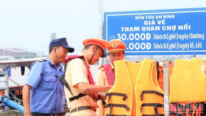 Kiểm tra chi tiết điều kiện an toàn và chất lượng các dụng cụ cứu sinh, áo phao phục vụ du khách tham quan. (Ảnh: Công an cung cấp)