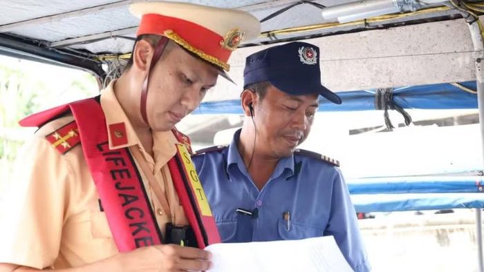Đội Cảnh sát giao thông đường thủy số 2 kiểm tra giấy phép hoạt động và chứng chỉ chuyên môn của người điều khiển phương tiện tại Bến tàu An Bình. (Ảnh: Công an cung cấp)