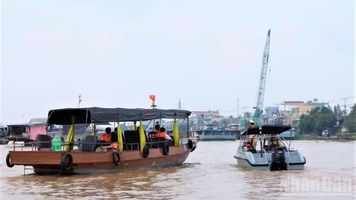Tổ tuần tra Đội Cảnh sát giao thông đường thủy số 2, chủ động kiểm soát và nhắc nhở phương tiện chở khách chấp hành nghiêm quy định an toàn khi di chuyển trên luồng tuyến. (Ảnh: Công an cung cấp)