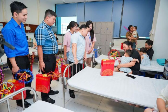  Đại diện Ban tổ chức tặng quà các em nhỏ có hoàn cảnh khó khăn tại các bệnh viện. (Ảnh: Ban tổ chức cung cấp 