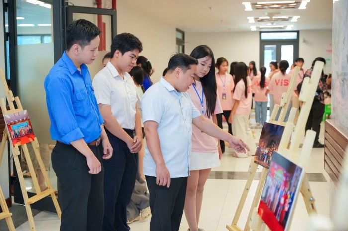 Các đại biểu tham quan triển lãm tranh “Sắc màu Trung thu”. (Ảnh: Ban tổ chức cung cấp)