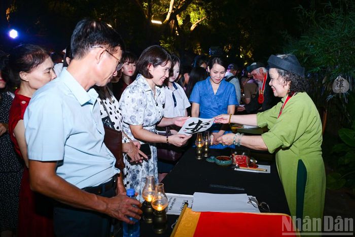 Chương trình "Nét chữ an nhiên" tại Văn Miếu-Quốc Tử Giám.