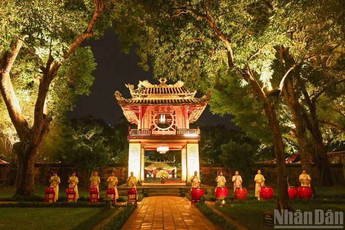 Tinh thần đó được thể hiện qua nhiều hoạt động trong khuôn khổ Festival. Từ Hoàng thành Thăng Long, Văn Miếu-Quốc Tử Giám, Bảo tàng Hà Nội, Làng Gốm Bát Tràng đến các không gian văn hóa quanh hồ Hoàn Kiếm, Festival đã tạo nên sự kết nối giữa di sản, nghệ thuật và đời sống đương đại.
