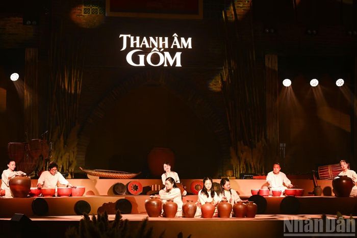 Các hoạt động như trải nghiệm ẩm thực, nặn gốm, vẽ lam giúp người tham dự trực tiếp tương tác với những giá trị văn hóa vốn được lưu giữ qua nhiều thế hệ.