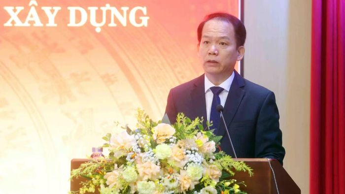 Bộ trưởng Tư pháp Hoàng Thanh Tùng trình bày báo cáo dẫn đề hội thảo. (Ảnh: TL)
