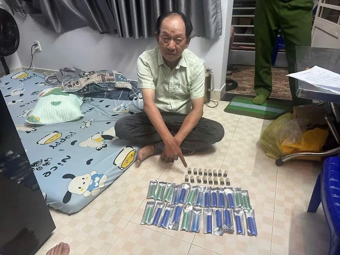 Một đối tượng trong đường dây và tang vật. (Ảnh: Công an cung cấp)