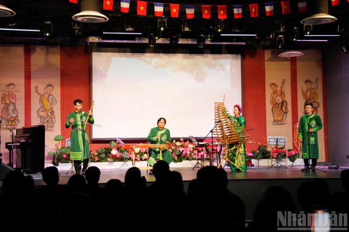 Các nghệ sĩ Nhà hát Ca, Múa, Nhạc Quốc gia Việt Nam biểu diễn phục vụ kiều bào và khán giả tại Pháp.