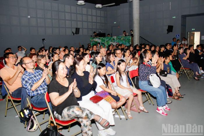 Đông đảo kiều bào và bạn bè Pháp tham dự các hoạt động kỷ niệm 81 năm Quốc khánh tại Trung tâm Văn hóa Việt Nam tại Pháp.