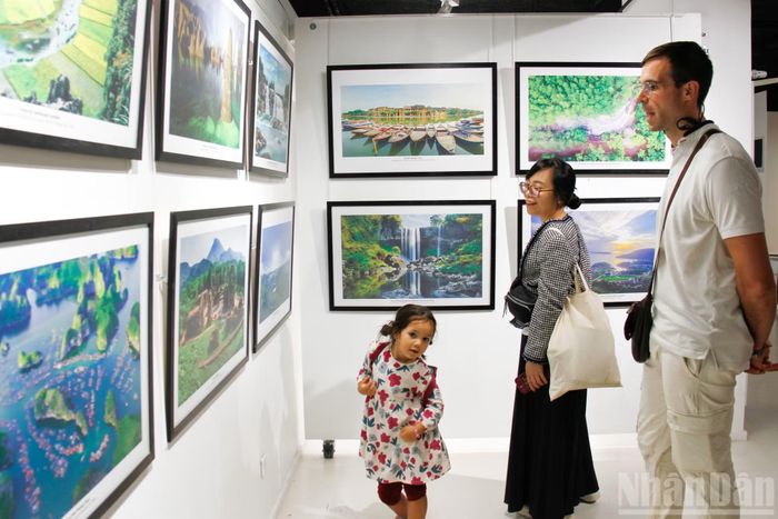 Anh Rémy Baraize cùng vợ và con gái tham dự các hoạt động tại Trung tâm Văn hóa Việt Nam tại Pháp.