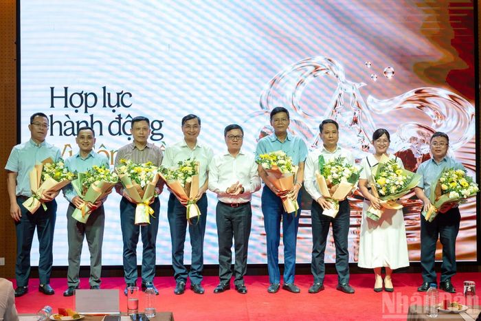 Ban tổ chức trao Huy hiệu Hợp lực cho các đơn vị, cá nhân đồng hành cùng Human Act Prize.