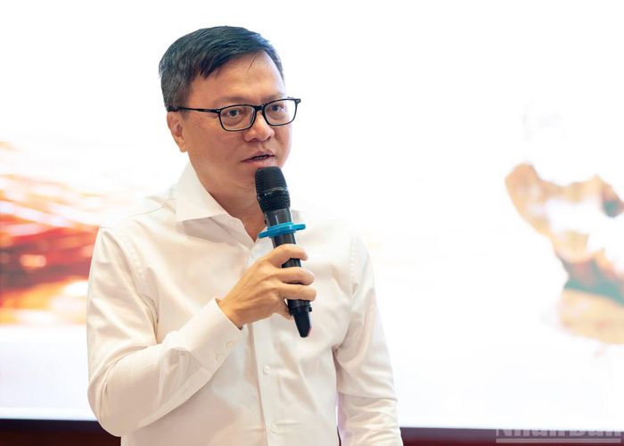 Tổng Biên tập Lê Quốc Minh trả lời câu hỏi từ báo chí.