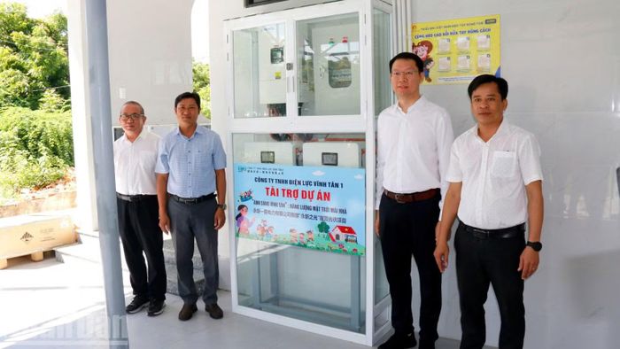 Đại diện địa phương tiếp nhận hệ thống năng lượng mặt trời. (Ảnh: QUÝ NGỌC)