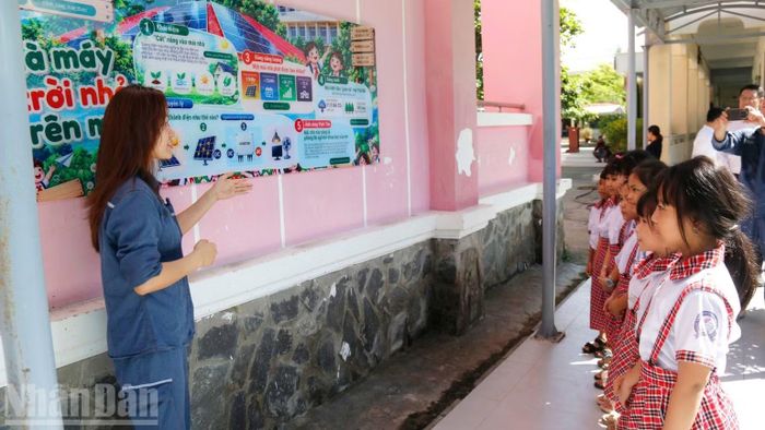 Các chuyên gia hướng dẫn cho học sinh về tiết kiệm năng lượng. (Ảnh: QUÝ NGỌC)
