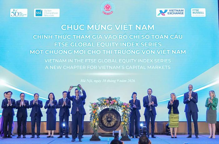Nghi thức đánh cồng đánh dấu mốc quan trọng để Việt Nam chính thức tham gia vào rổ chỉ số toàn cầu – FTSE Russell Global Equity Index Series. (Ảnh: PV)