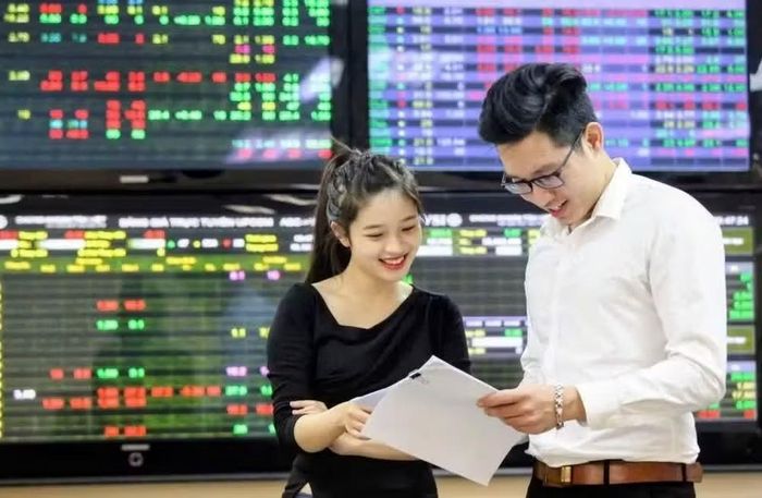 Nhà đầu tư theo dõi thị trường chứng khoán. (Ảnh: ĐĂNG ANH)