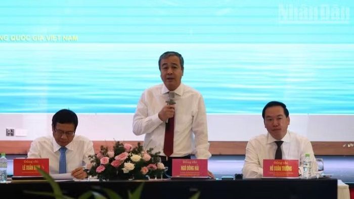 Các đồng chí chủ trì hội thảo.