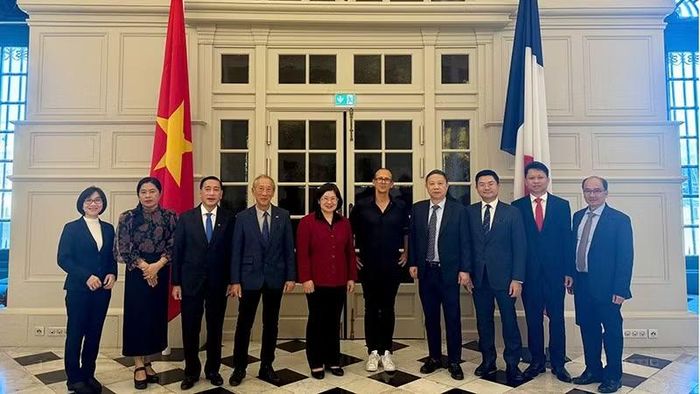 Đoàn công tác Thành ủy Thành phố Hồ Chí Minh gặp ông Anthony Gonçalves, Phó Thị trưởng thành phố Marseille (thứ 5 từ phải sang). (Ảnh: Đoàn công tác cung cấp)