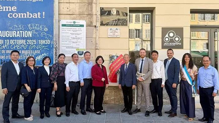 Đoàn công tác Thành ủy Thành phố Hồ Chí Minh dâng hoa tại bia tưởng niệm Chủ tịch Hồ Chí Minh tại Trụ sở Nhật báo Marseille. (Ảnh: Đoàn công tác cung cấp)