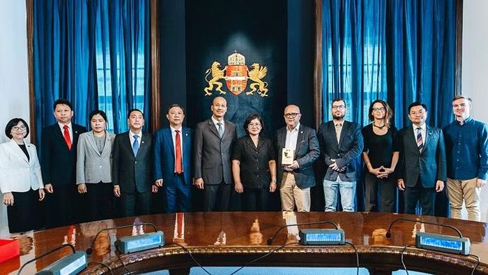 Đoàn công tác Thành ủy Thành phố Hồ Chí Minh làm việc với đại diện chính quyền thành phố Budapest, Hungary. (Ảnh: Đoàn công tác cung cấp)