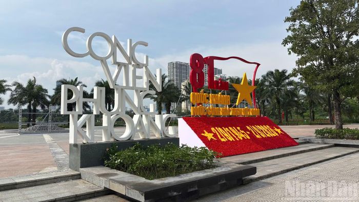 Công viên hồ điều hòa Phùng Khoang rộng 11,8ha, có cổng chính nằm trên trục đường Tố Hữu.