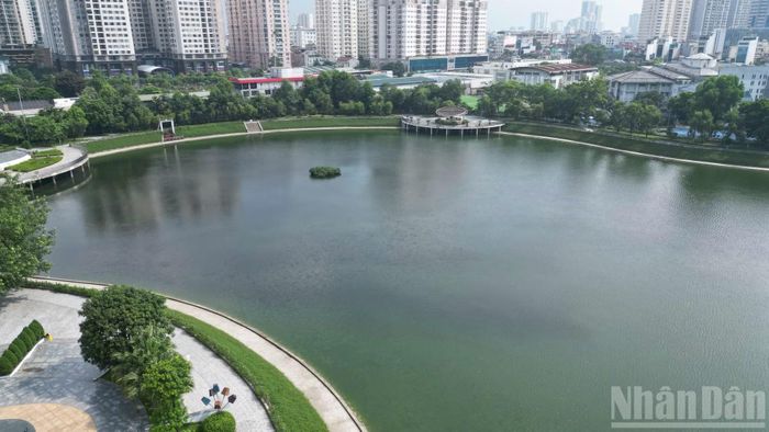 Công viên hồ điều hòa Thanh Xuân có diện tích khoảng 13ha kết hợp với không gian cây xanh, đường dạo và các khu vui chơi, góp phần bổ sung mặt nước và không gian xanh cho khu vực phía tây Hà Nội.